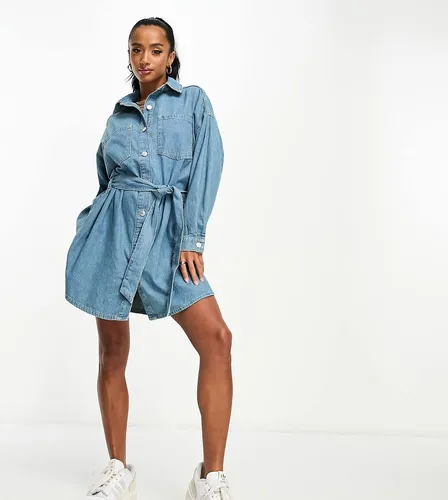 ASOS DESIGN Petite - Robe chemise en jean avec ceinture - délavé moyen - Asos Petite - Modalova