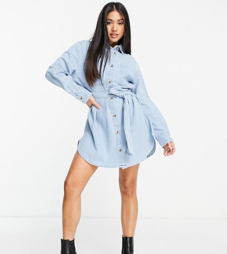 ASOS DESIGN Petite - Robe chemise oversize en jean doux avec ceinture - Délavage moyen - Asos Petite - Modalova