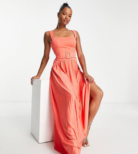 ASOS DESIGN Petite - Robe longue plissée à taille basse et encolure carrée avec ceinture - Corail chaud - BPINK - Asos Petite - Modalova