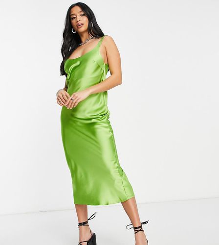 ASOS DESIGN Petite - Robe nuisette mi-longue en satin à encolure dégagée - Asos Petite - Modalova