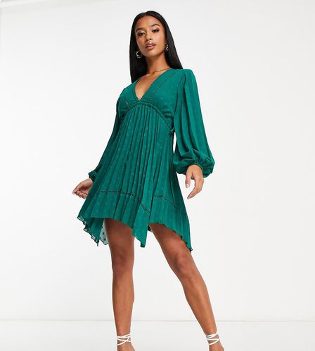 ASOS DESIGN Petite - Robe plissée mi-longue en plumetis avec col V et bordures travaillées - forêt - Asos Petite - Modalova