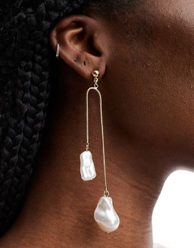Pendants d'oreilles avec chaîne et perle d'eau douce fantaisie - Asos Design - Modalova