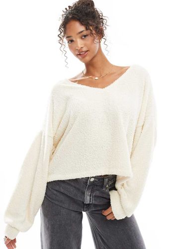 Pull col V en maille bouclée duveteuse - Crème - Asos Design - Modalova