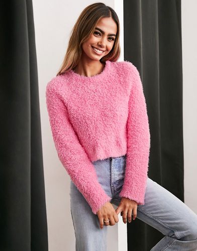 Pull court en maille duveteuse - Asos Design - Modalova