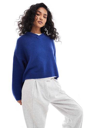 Pull en maille duveteuse à col en V - de cobalt - Asos Design - Modalova