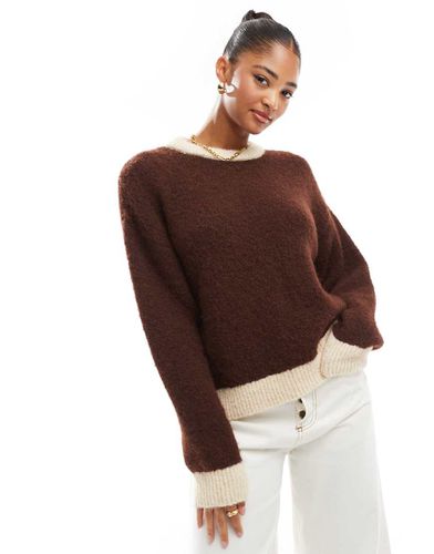 Pull en maille mélangée duveteuse - chocolat - Asos Design - Modalova