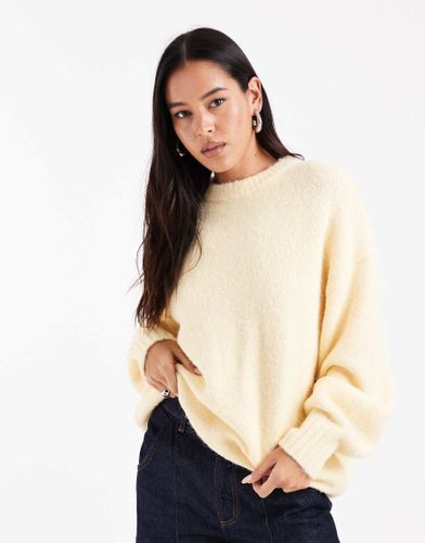 Pull oversize  col ras de cou en maille duveteuse - Babeurre - Asos Design - Modalova