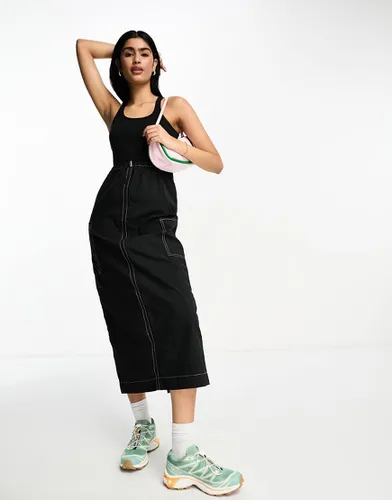 Robe 2 en 1 avec débardeur côtelé à encolure dégagée et jupe cargo mi-longue à coutures contrastantes - Asos Design - Modalova