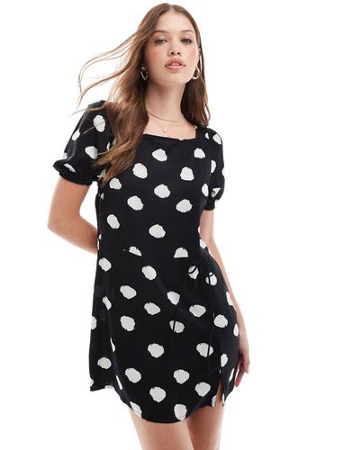 Robe t-shirt courte avec manches bouffantes et liens enveloppants à la taille - Noir à pois blancs - Asos Design - Modalova