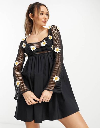 Robe babydoll courte en maille au crochet avec marguerites en 3D - Asos Design - Modalova