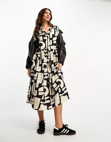 Robe babydoll mi-longue en sergé imprimé abstrait avec fermeture boutonnée et col - Noir et blanc - Asos Design - Modalova