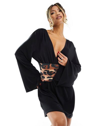Robe cache-caur courte et virevoltante à manches longues avec ceinture à imprimé léopard - Noir - Asos Design - Modalova