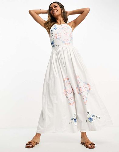 Robe chasuble mi-longue brodée avec dos ouvert et découpes - Asos Design - Modalova