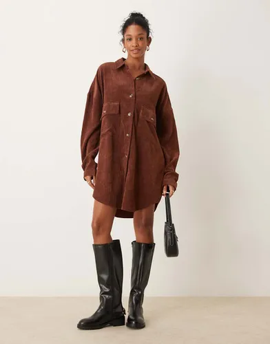 Robe chemise oversize en velours côtelé avec poches - Chocolat - Asos Design - Modalova