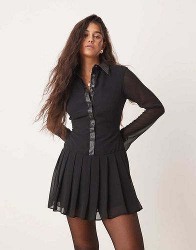 Robe chemise courte avec bords en PU avec jupe plissée - Asos Design - Modalova