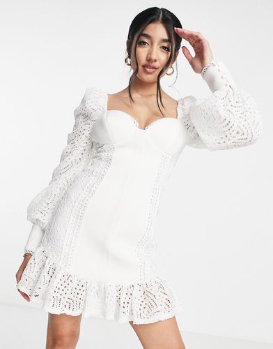 Robe courte à manches en dentelle avec bonnets moulés et ourlet à basque - Ivoire - Asos Design - Modalova