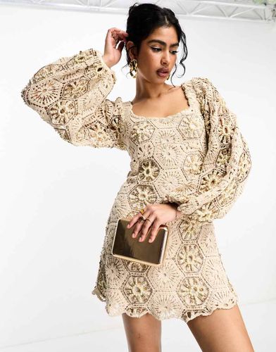 Robe courte au crochet ornementée tendance folk à manches bouffantes - Taupe - Asos Design - Modalova