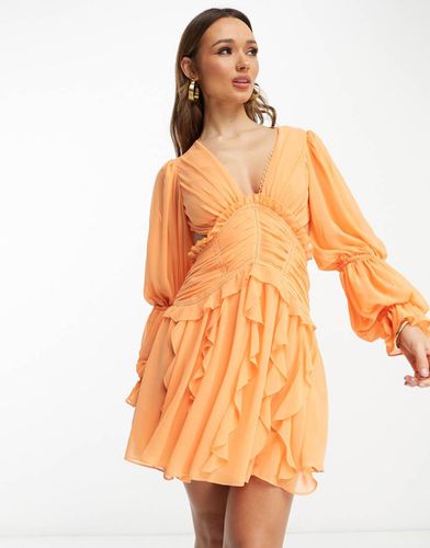 Robe courte avec taille froncée, décolleté plongeant, jupe à volants et dos nu - Asos Design - Modalova