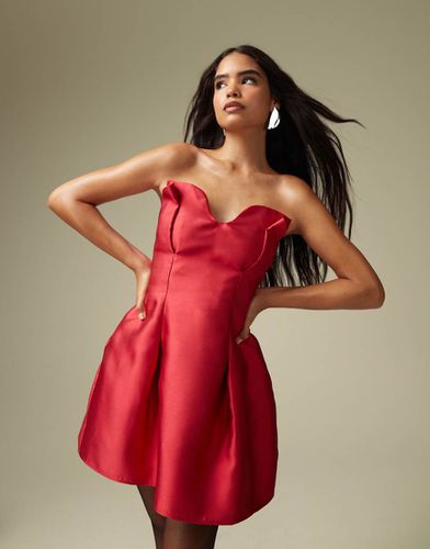 Robe courte bandeau structurée en satin avec encolure en caur - Asos Design - Modalova