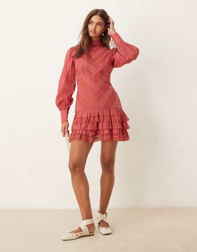 Robe courte brodée à volants et dentelle - fumé - Asos Design - Modalova