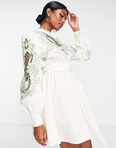 Robe courte découpée à col montant avec ceinture et détails verts - Taupe - Asos Design - Modalova