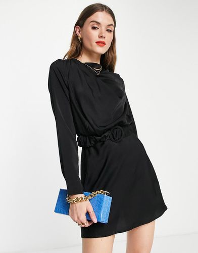 Robe courte drapée en satin à manches longues avec col montant et ceinture style chouchou - Asos Design - Modalova