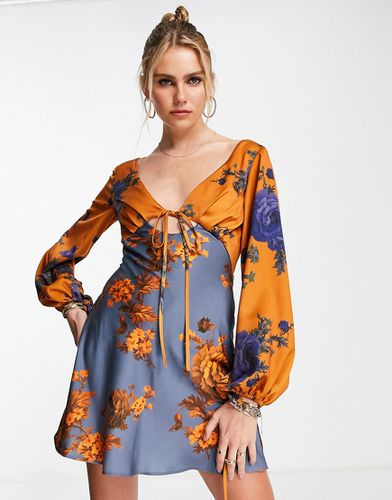Robe courte en satin à motifs floraux mélangés avec liens noués sur le devant, manches blouson et dos nu - Asos Design - Modalova