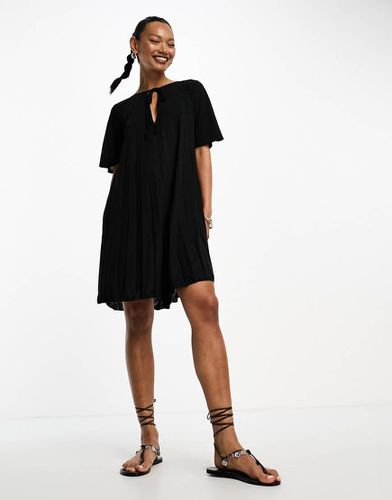 Robe courte fluide plissée à manches courtes - Asos Design - Modalova