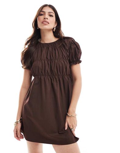 Robe courte froncée en popeline - Chocolat - Asos Design - Modalova