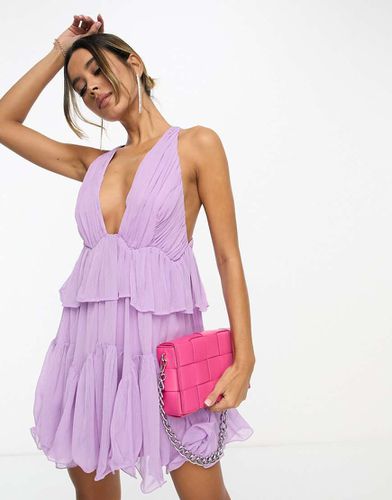 Robe courte plissée à volants étagés avec décolleté plongeant - Asos Design - Modalova