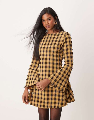 Robe courte texturée à manches évasées et imprimé à carreaux - Noir et jaune - Asos Design - Modalova