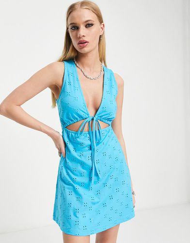 Robe d'été courte en broderie anglaise nouée sur le devant à col en V et découpes - vif - Asos Design - Modalova