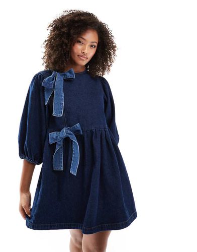 Robe en jean avec naud asymétrique - Indigo - Asos Design - Modalova