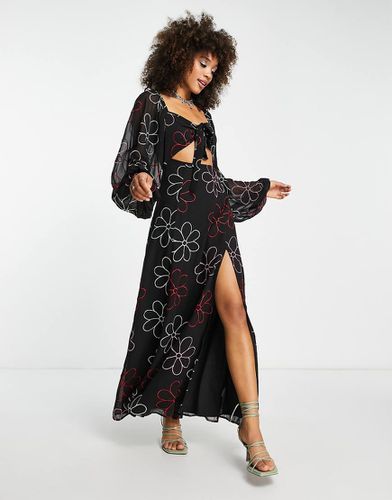 Robe longue à découpe avec fleurs brodées - Asos Design - Modalova