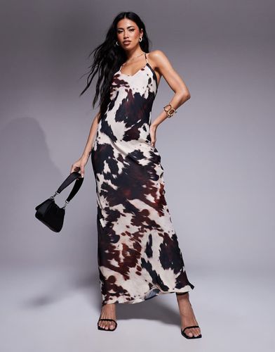 Robe longue à fines bretelles et col V en satin imprimé vache - Asos Design - Modalova