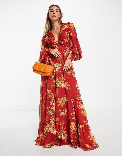 Robe longue à imprimé fleuri et corsage plissé avec jupe étagée et laçage au dos - Asos Design - Modalova