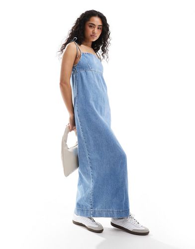 Robe longue en jean délavé avec naud - Asos Design - Modalova