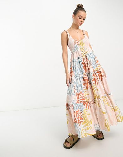 Robe longue froncée à volants et imprimé abstrait - Asos Design - Modalova