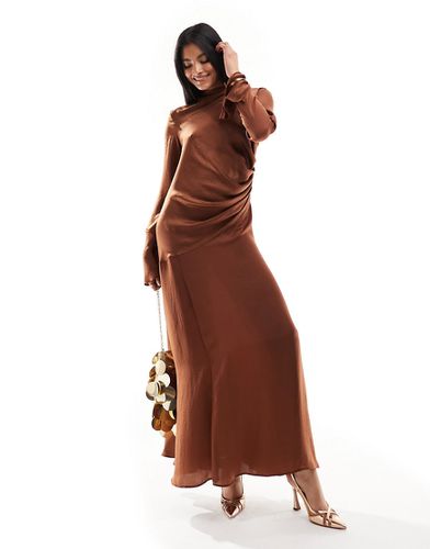Robe longue froncée sur le côté avec col bénitier et volant asymétrique - Chocolat - Asos Design - Modalova
