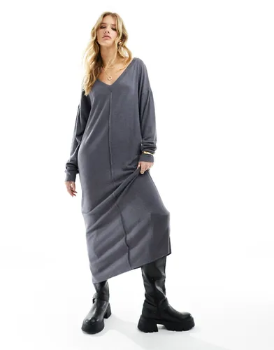 Robe longue ultra douce à col en V et à surpiqûres - Anthracite - Asos Design - Modalova
