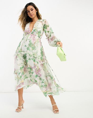 Robe mi-longue à volants et plis avec bord en dentelle et imprimé fleurs - Crème - Asos Design - Modalova