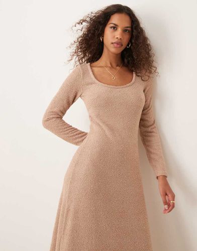 Robe mi-longue ajustée et évasée en tissu duveteux ultra doux - Grège - Asos Design - Modalova