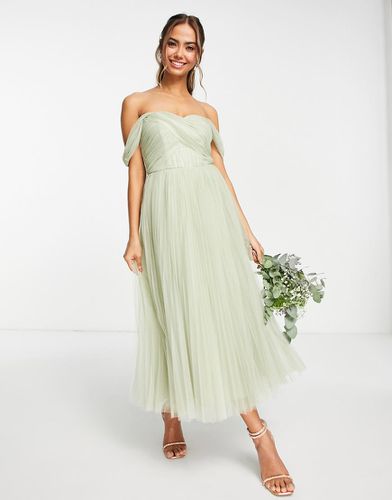 Robe mi-longue de demoiselle d'honneur en tulle nouée au dos à épaules dénudées et jupe plissée - sauge - Asos Design - Modalova