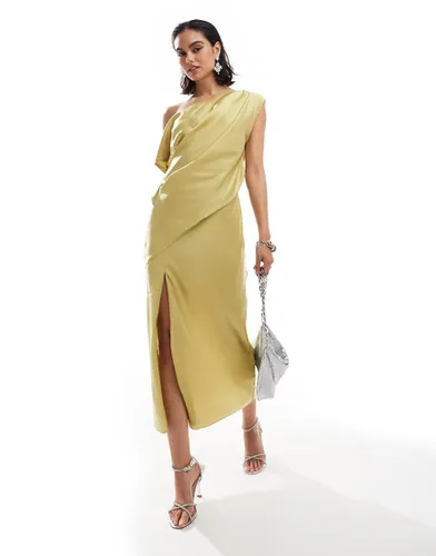 Robe mi-longue drapée à épaule dénudée en satin avec fente - citron - Asos Design - Modalova