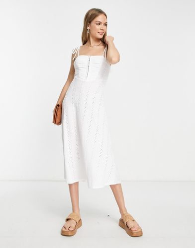 Robe mi-longue en broderie anglaise à bretelles et agrafes - Asos Design - Modalova