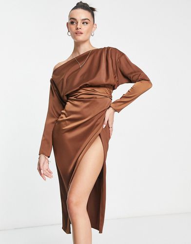 Robe mi-longue en satin à épaules dénudées et corsage nervuré - Chocolat - Asos Design - Modalova