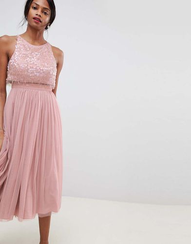 Robe mi-longue ornée de sequins - Asos Design - Modalova