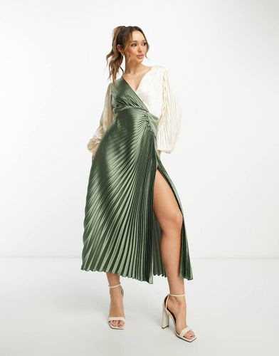 Robe mi-longue portefeuille en satin plissé avec boutons effet color block - Kaki et crème - Asos Design - Modalova