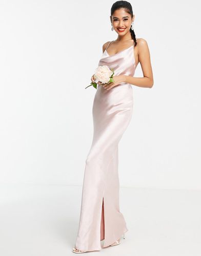 Robe nuisette longue de demoiselle d'honneur à fines bretelles en satin très brillant avec laçage au dos - Blush - Asos Design - Modalova