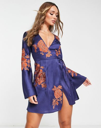 Robe portefeuille courte à fleurs brodées et manches évasées - Bleu - Asos Design - Modalova